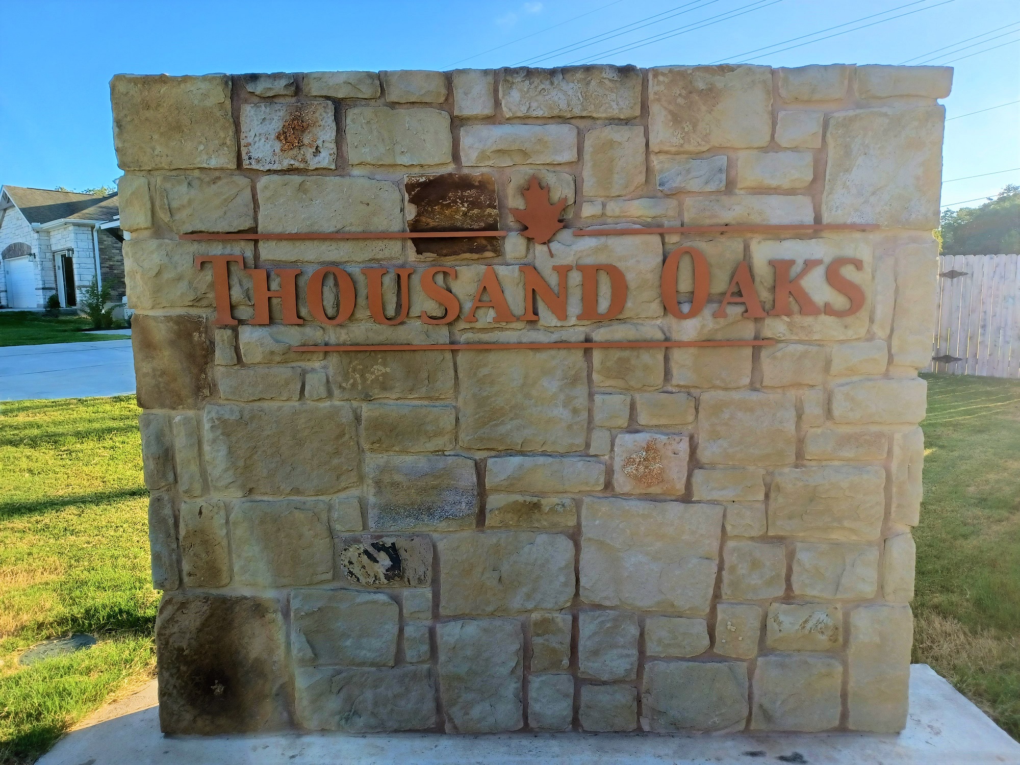 An image of the 'Thousand Oaks' sign which is installed at the neighborhood entrance on Park Street.